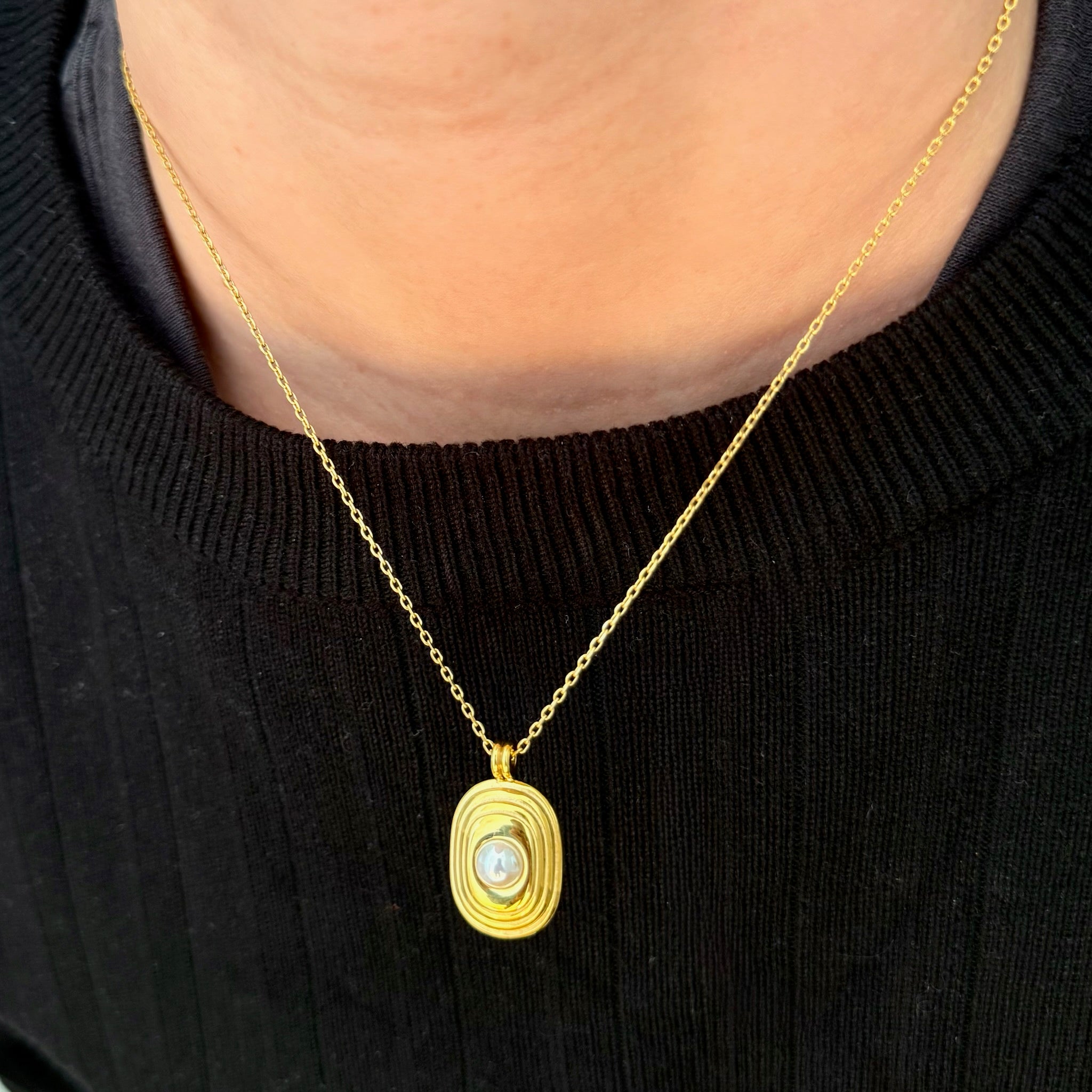 GOLD OVAL PEARL PENDANT NECKLACE SAMPLE