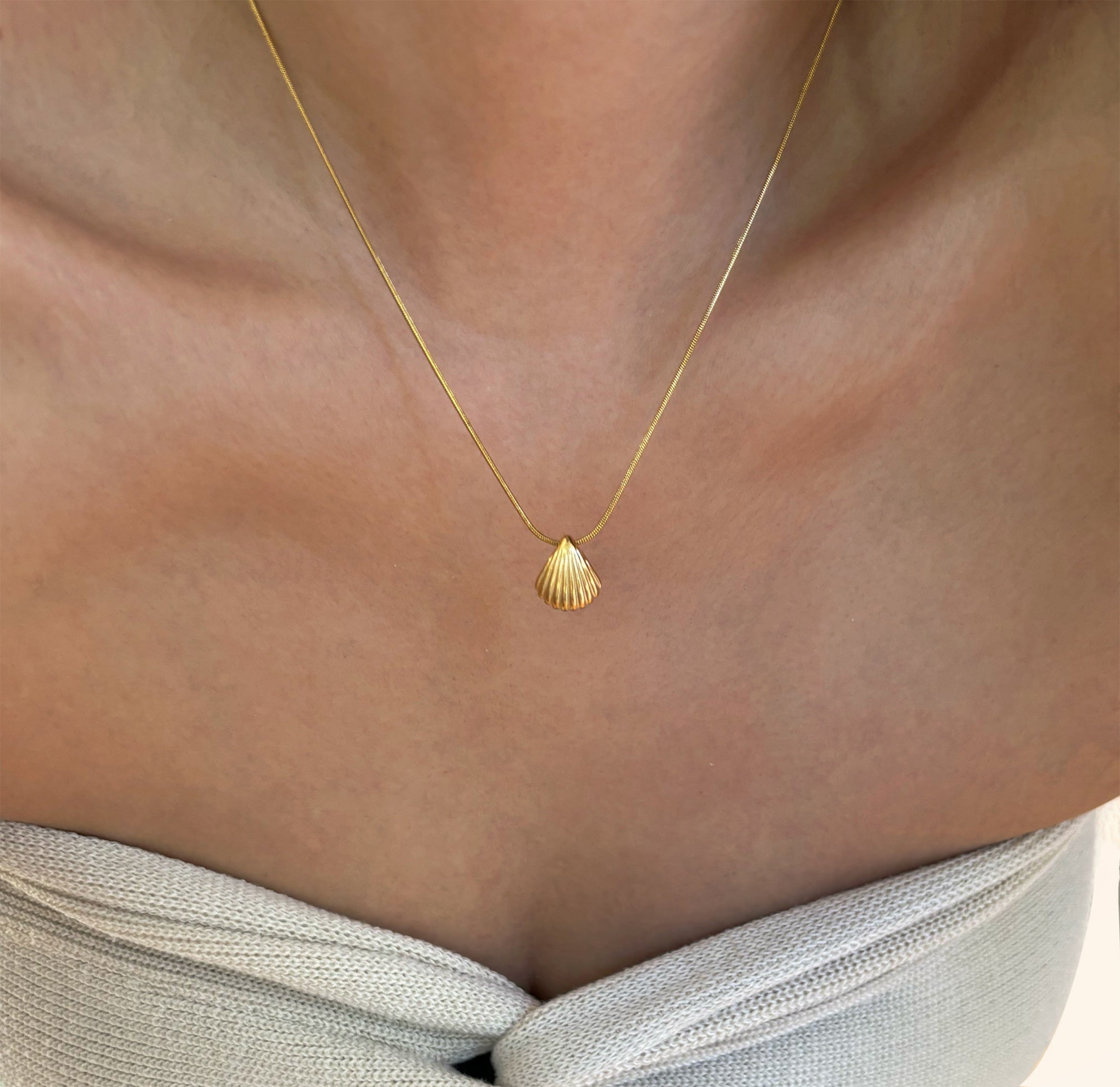 gold sea shell pendant necklace waterproof jewelry