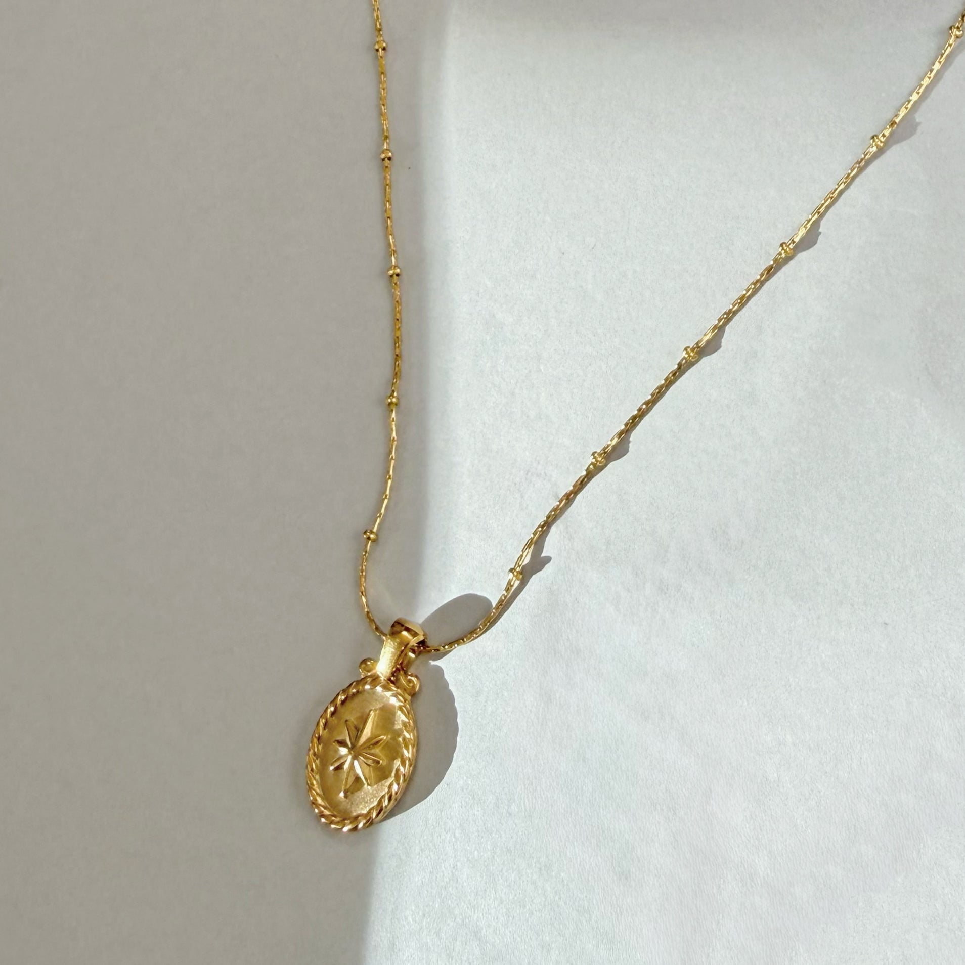 GOLD OVAL STARBURST PENDANT NECKLACE - SAMPLE
