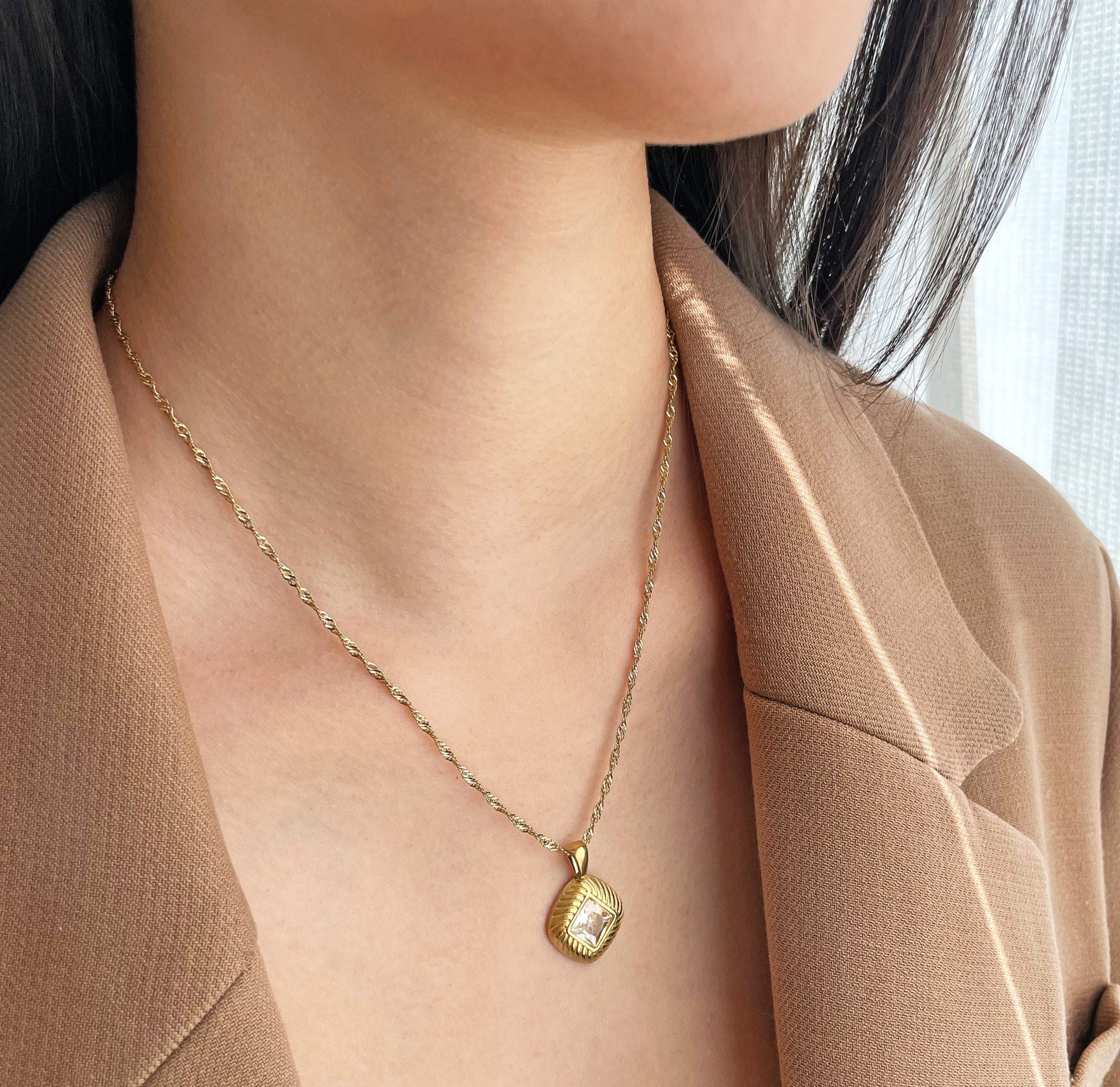 gold vintage pendant necklace waterproof jewelry