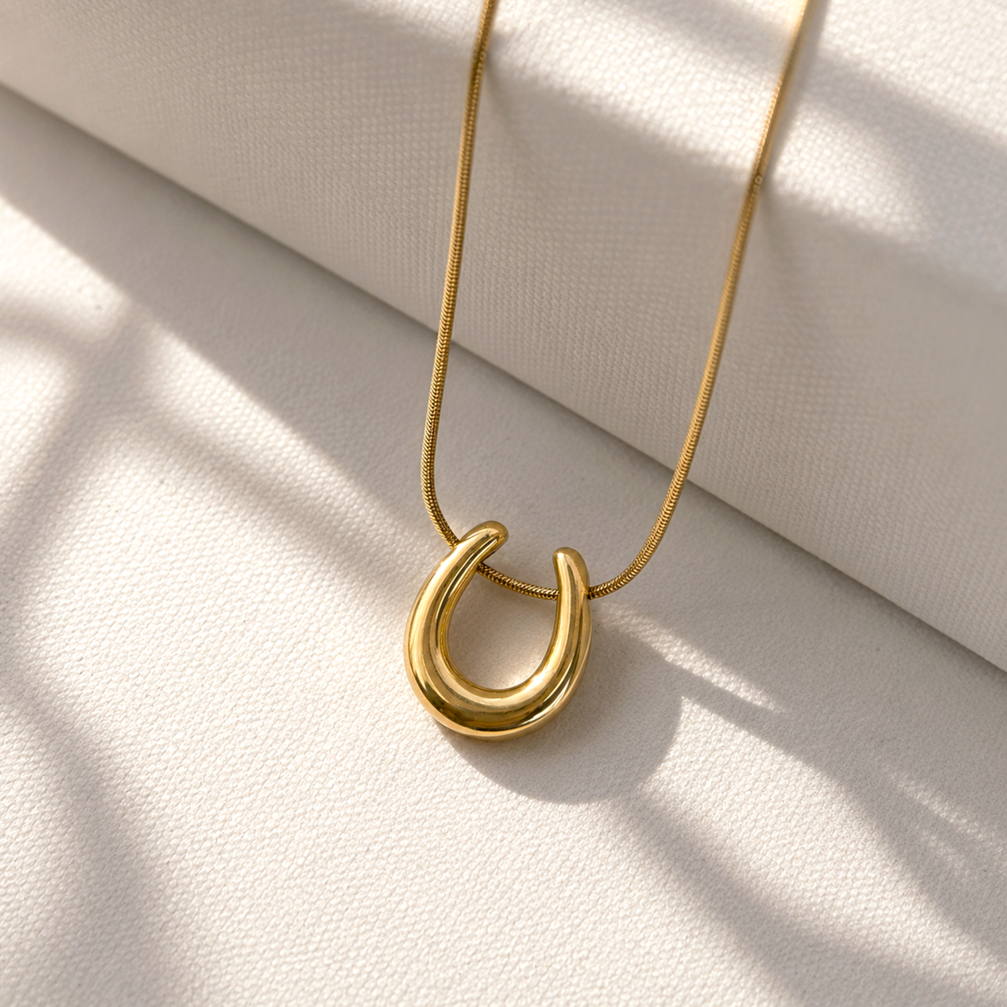 gold horseshoe pendant necklace