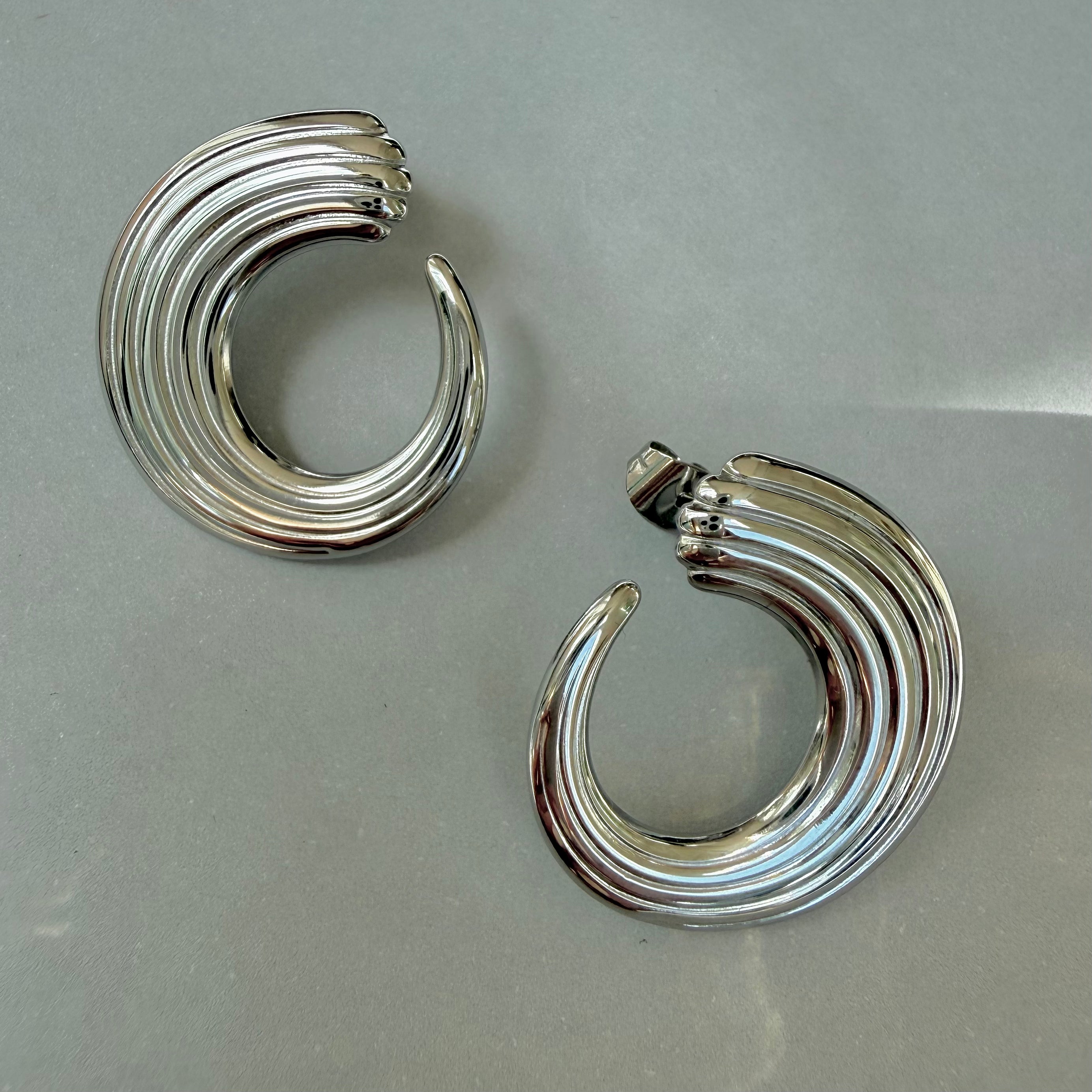 silver vintage ribbed curve earrings