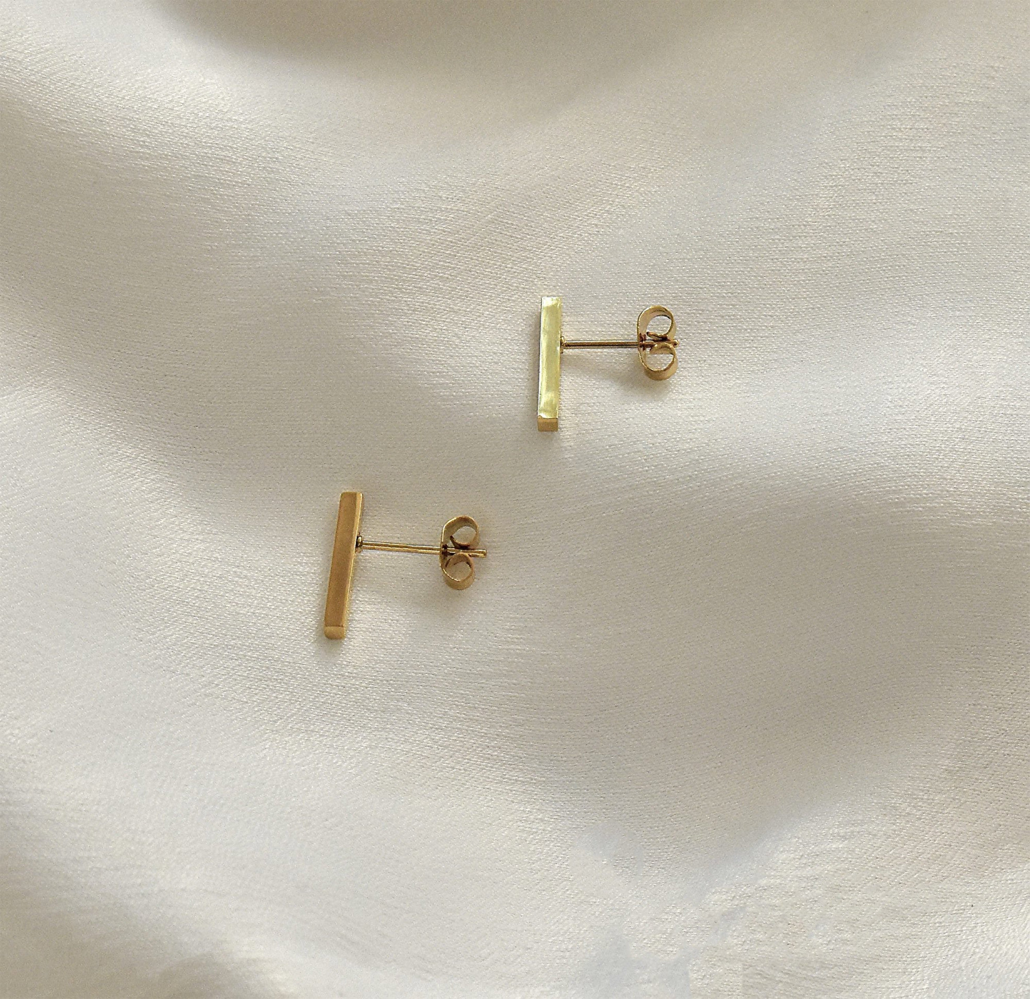18K GOLD LONG BAR STUD EARRING - SAMPLE