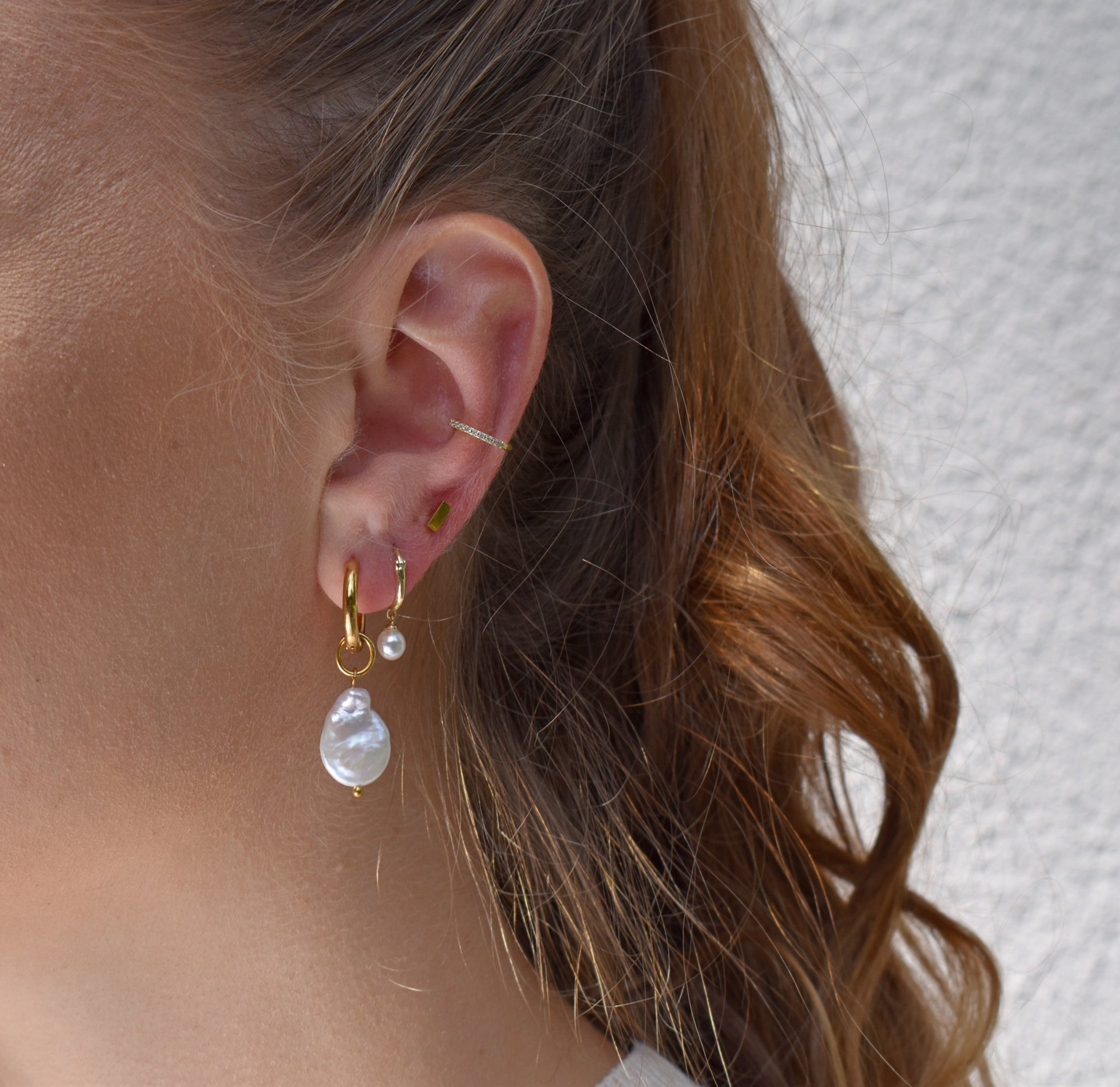 PEARL HUGGIE EARRINGS WATERPROOF