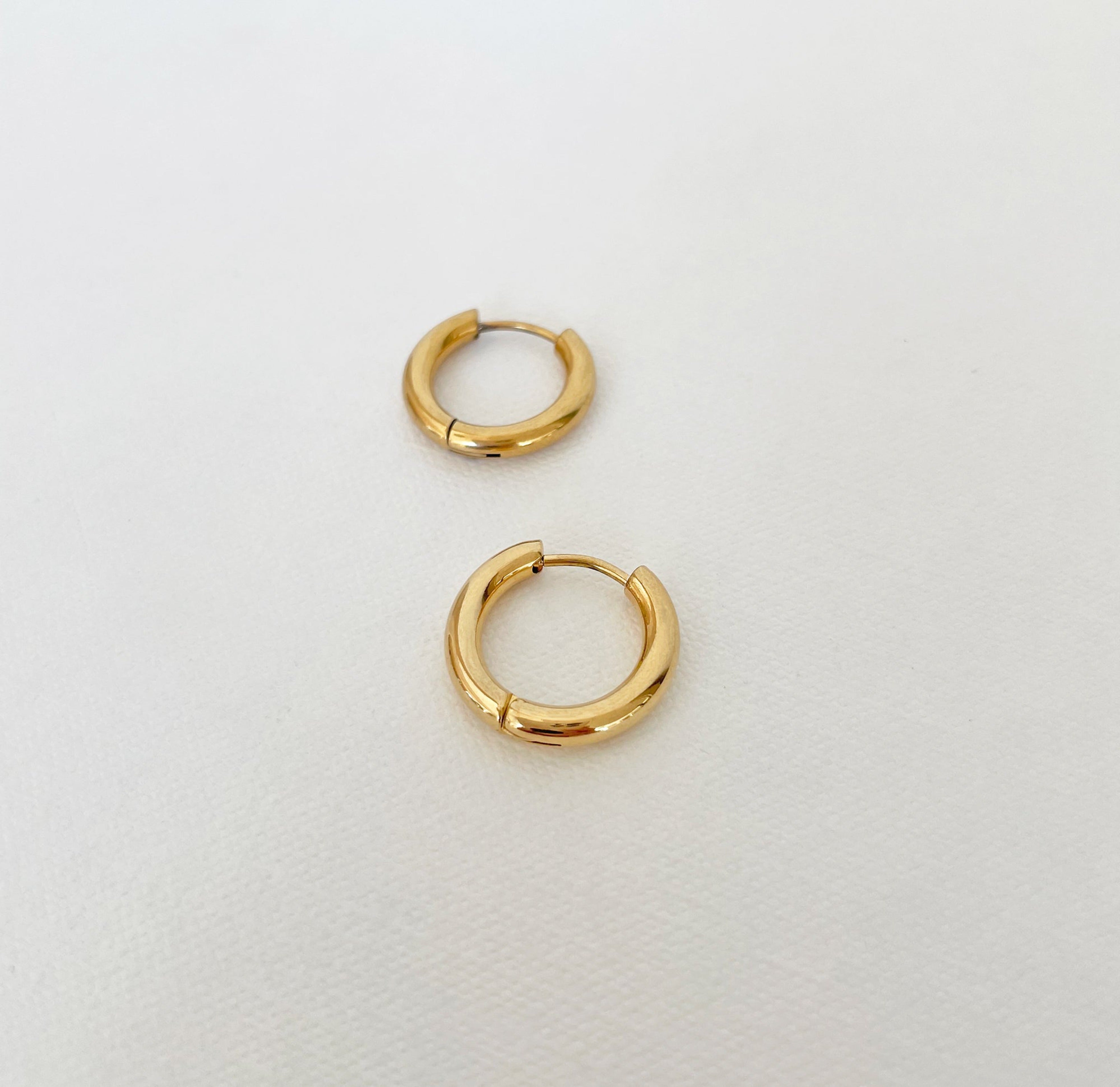 18K GOLD HUGGIE HOOP EARRINGS - SAMPLE