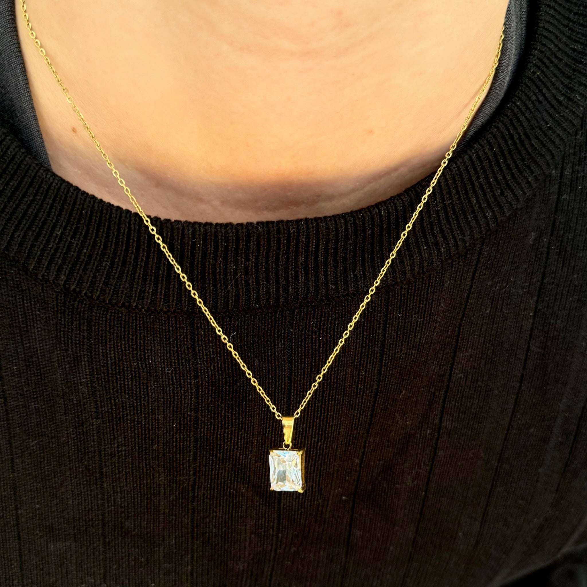 GOLD EMERALD STONE PENDANT NECKLACE SAMPLE