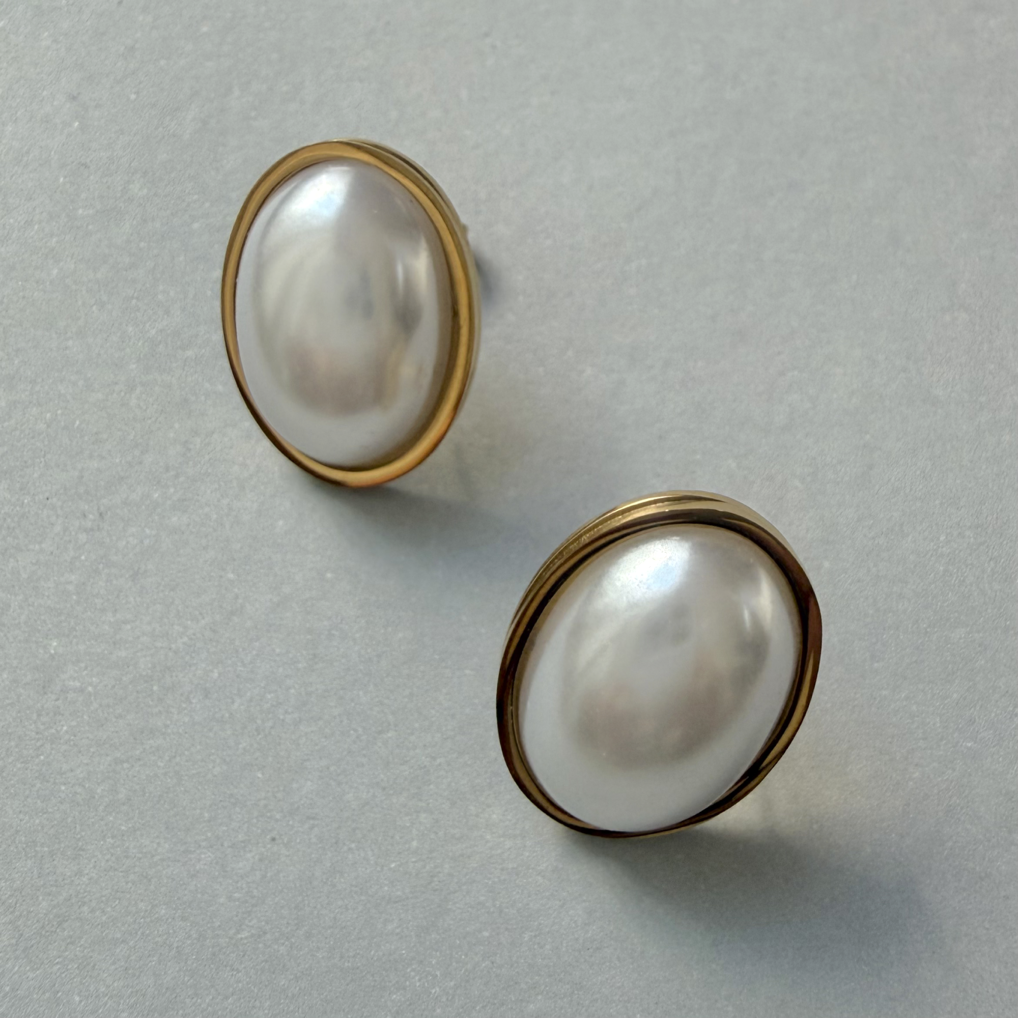 GOLD OVAL PEARL STUD EARRINGS - SAMPLE