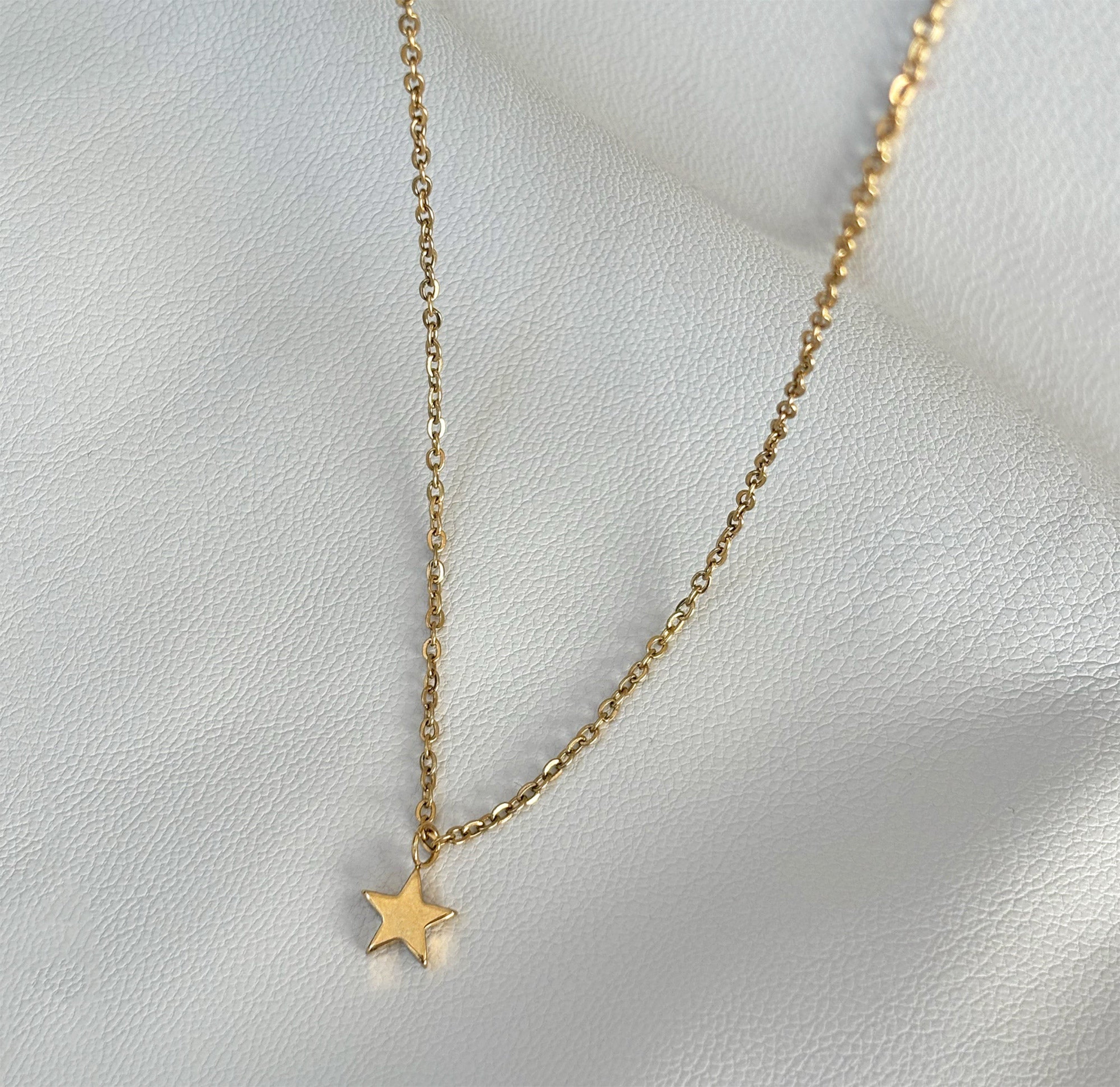 Dainty gold pendant shops necklace