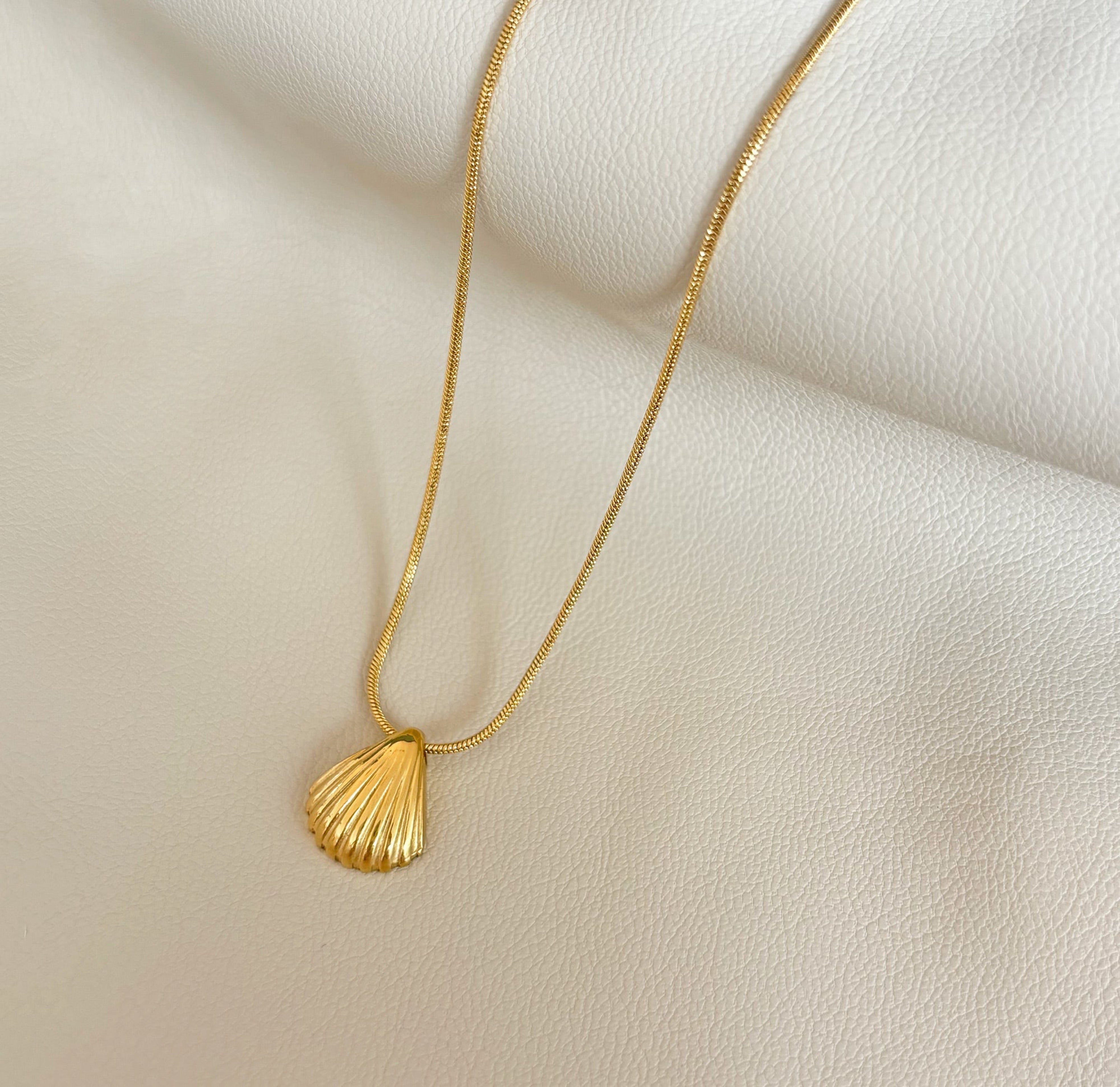 gold sea shell pendant necklace tarnish free jewelry